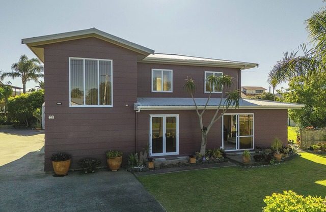 Williamson Getaway – 4BR Family Home Near Surf Beach & Town Centre