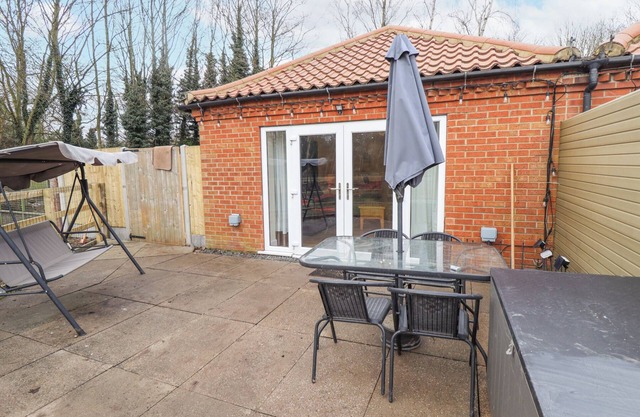 WILLOW COTTAGE, pet friendly, with a garden in Barrow-Upon-Humber