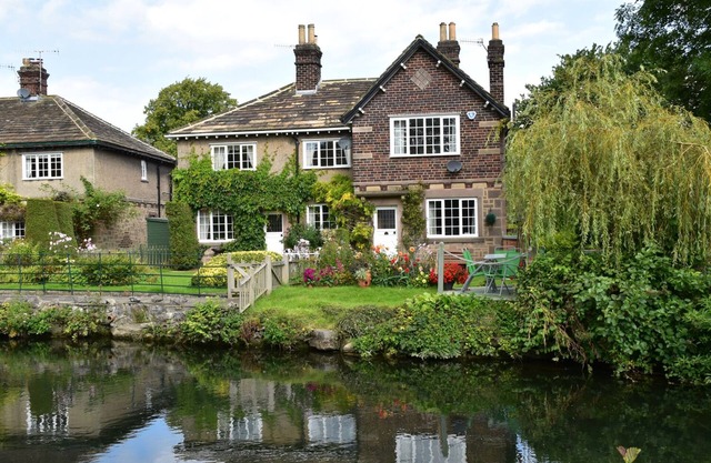 WILLOW COTTAGE, family friendly in Ashford-In-The-Water