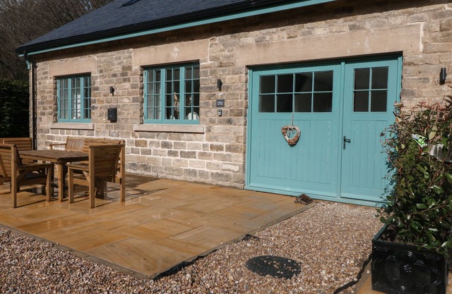 WILLOW COTTAGE, pet friendly, with a garden in Stocksbridge
