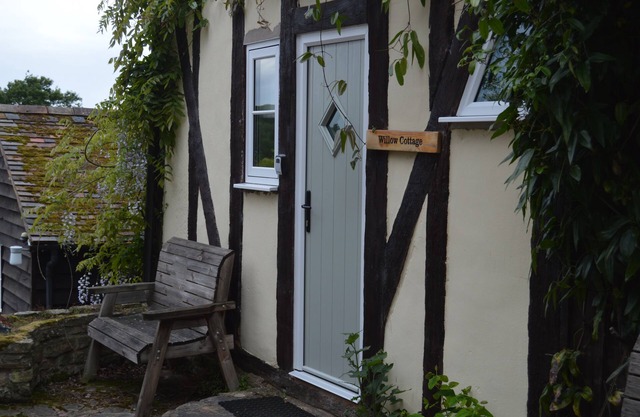 Willow Cottage - sleeps 2 guests in 1 bedroom