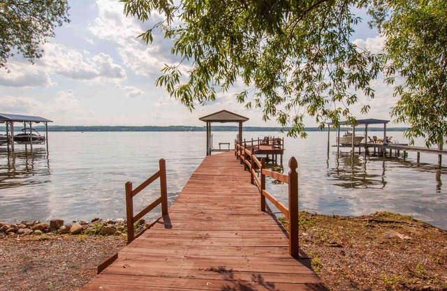 Willow Cove: Wine Country and Lake Living