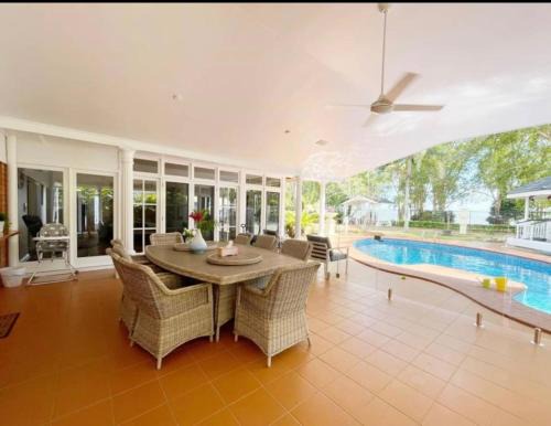 Willow Garden Stays Cairns - Beachfront 4 Bedroom Luxury Holiday Home