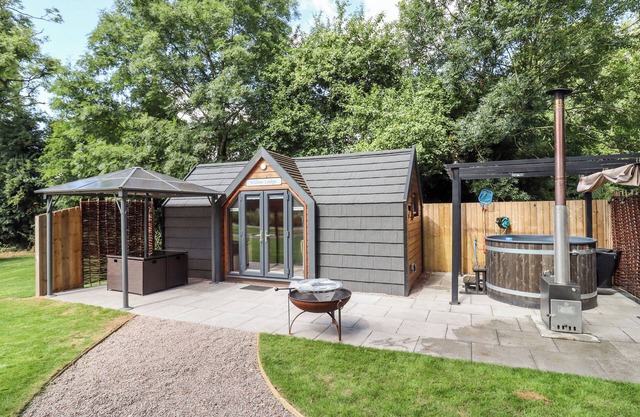 WILLOW LODGE AT BRIDGE LAKE FARM & FISHERY, romantic in Chacombe