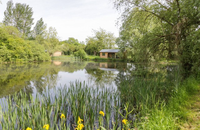 WILLOW, pet friendly, with hot tub in Dunchurch
