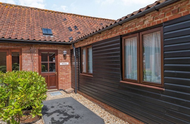 WILLOW, romantic, with a garden in Foulsham