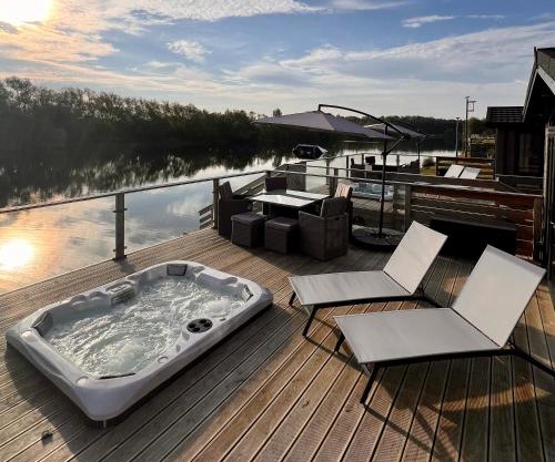 Willow's Lakeside Lodge With Hot Tub at Tallington Lakes