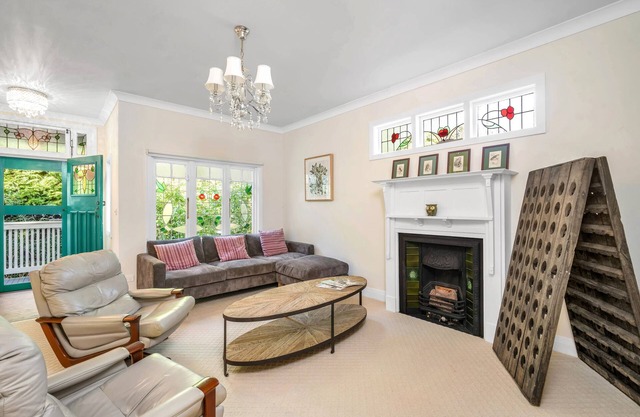 Willow Tree Cottage. Bright, Airy & Jazzy.