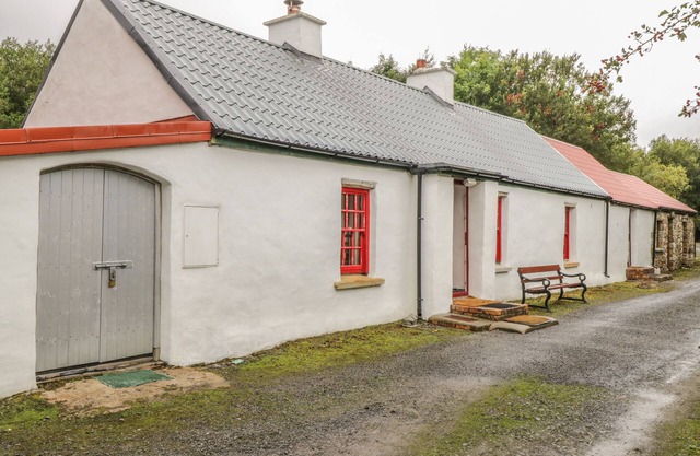 WILLOWBROOK COTTAGE, family friendly in Askill, County Leitrim