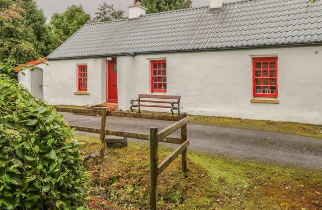 WILLOWBROOK COTTAGE, family friendly in Askill, County Leitrim