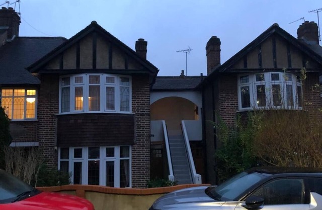 Wimbledon Tennis flat between town and the Village