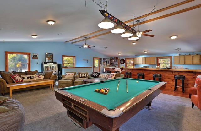 Winding Way Chalet: Large Family Ski Home with Amazing Amenities! Hot Tub.