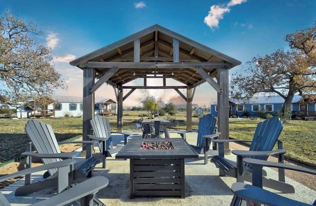 Windmill Meadows Cottages-Firepit-Hill Country