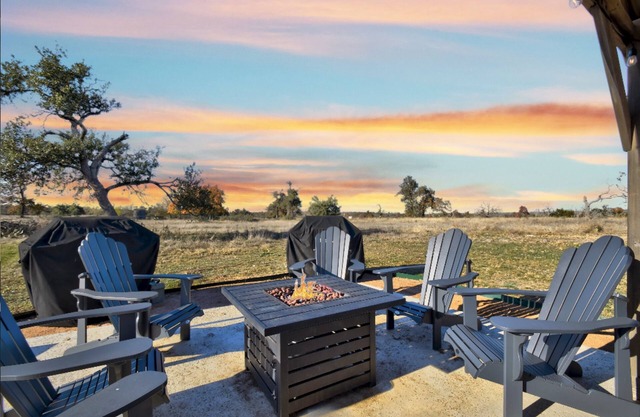 Windmill Meadows Cottages-Firepit-Hill Country Views!