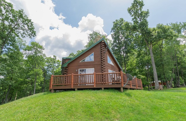 Windy Acres: Lake Area, Dogs Welcome, Hot Tub, Fire Pit, Fireplace!