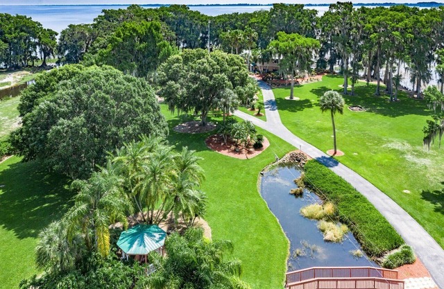 Windy Point Estate - On Lake Istokpoga-5bdr. 5 1/2bath 7 beds. Amazing grounds