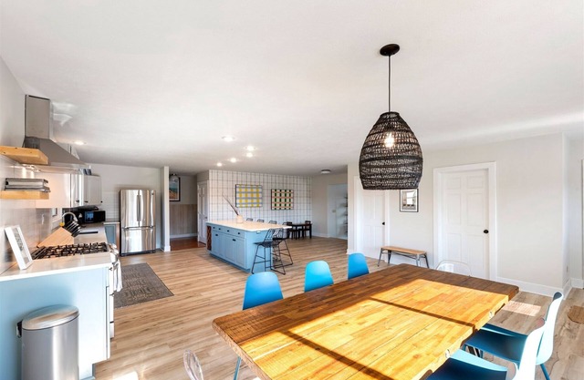 Wine country home w pickleball court and hot tub!