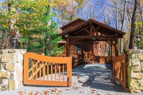Wine Down - Blue Ridge GA - Pet Friendly - Cozy Cabin, Spacious Skies, Great Privacy, Hot Tub - Cherry Log, GA