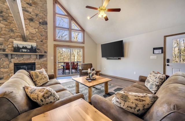 "Wine Down" Close to JFBB Skiing, Community Pool, Lake, Beach, Private Hot Tub, Grill, Pool Table