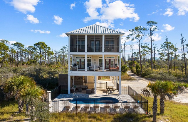 Wine Down: Cozy 4 Bedroom North Cape Home- Great Pool Area and is Pet Friendly!