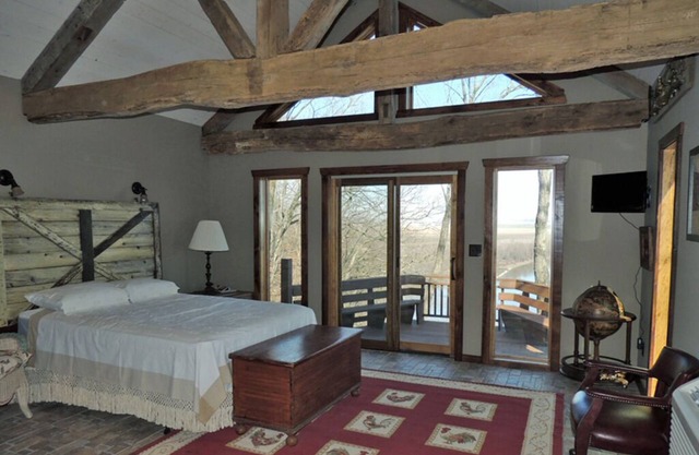 Wine Haus: charming cottage with breathtaking views of the Missouri River!