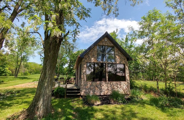 Winery Romantic Cabin for Two. Close to Hocking Hills with Guided Wine Tasting!