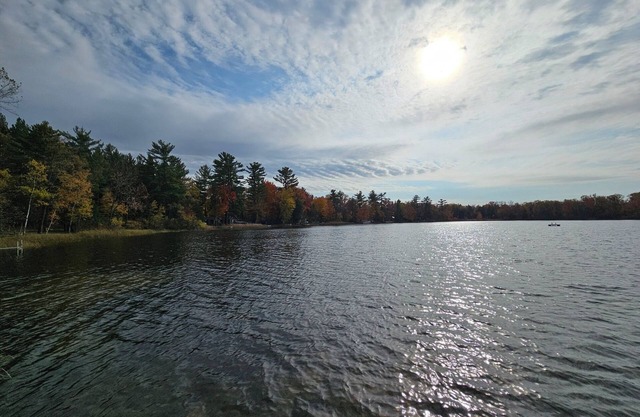Winsome Cottage, a 2-bedroom ranch on a peaceful lake in Baldwin with AC & WiFi.