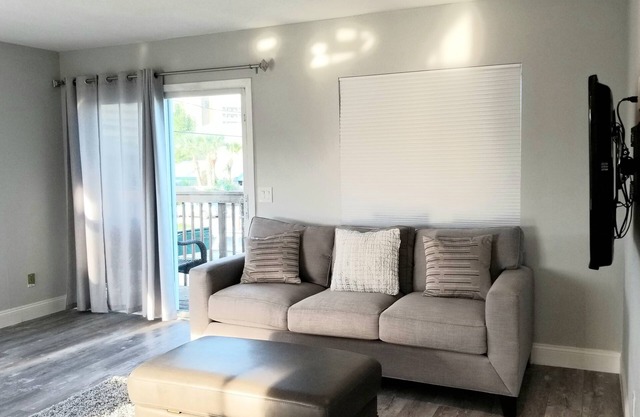 WINTER DEALS RELAX AT THE BEACH 1 MINUTE WALK TO THE OCEAN & FLAGLER