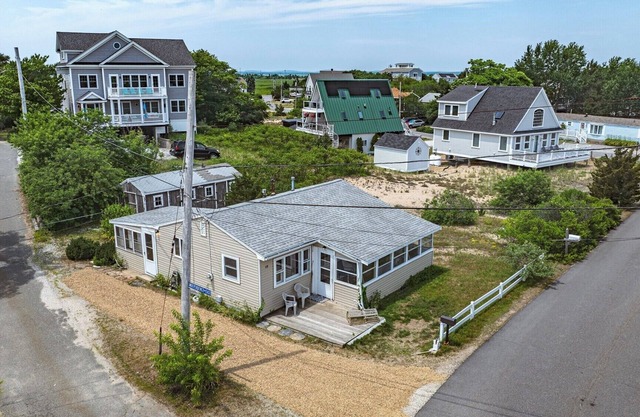 WINTER RENTALS NOW ACCEPTED! Summer Cottage Fun! Minutes from the Beach