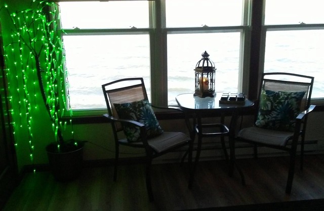 WINTER RENTERS ACCEPTING, POOL CLOSES OCT 6,n BEAUTIFUL CONDO ON LAKE ERIE,