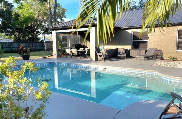 WINTER/SPRING DEALS POOL, TROPICAL F. BK YARD GARAGE BEACH CLOSE 2 ALL