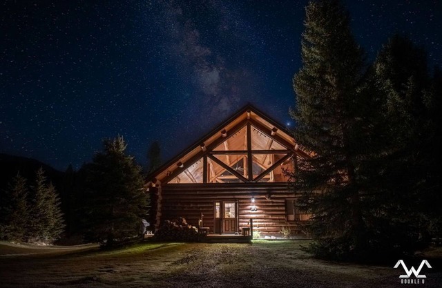 Winter Wonderland Cabin! Sleeps 12! Awesome Hot Tub and Fireplace!