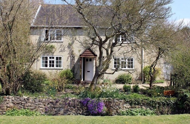 WINTERBOURNE COTTAGE, family friendly, with a garden in Chilmark