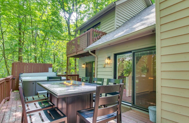 Wintergreen Cabin w/ Hot Tub: Golf & Relax!