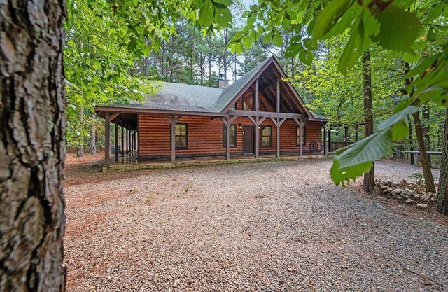 Wisdom Creek Cabin. 3 Bdrms, 3 KINGS, 2 Bathrooms. Outdoor HOT TUB