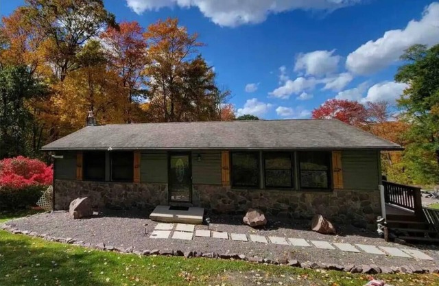 Wisp-ering Hideaway: 5 min to Wisp, covered hot tub, 2 firepits, Dogs, Arcade!