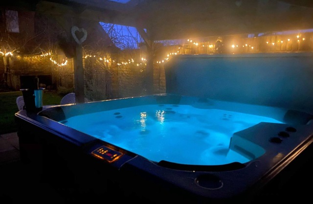 Wisteria lodge Beautiful cottage with hot tub , summer availability,beach wifi