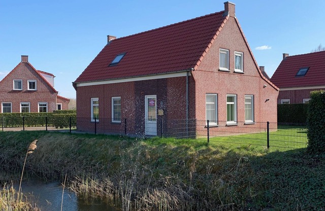 With its 4 bedrooms, this property can accommodate 8 people.