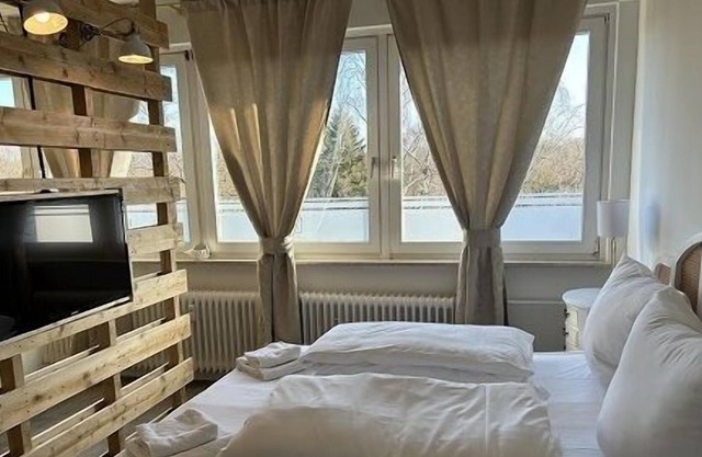 With its special style in Shabby Chic, this lovingly furnished apartment will take you back in time. The apartment is equipped with a double bed, kitchenette, a comfortable couch and cupboards, as well as a beautiful bathroom with shower. A pretty...