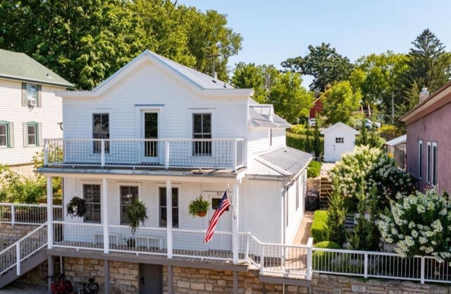 Within walking distance of all the amenities! Bike the trail~ float the river