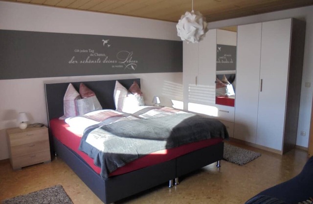 Wohlfühl Ferienwohnung für bis zu 3 Personen mit Boxspringbett inmitten wunderbarer Natur