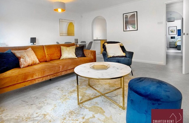 Wokingham - 2 Bedroom Maisonette - With Parking