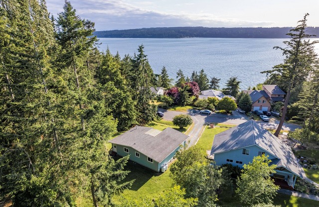Wolf Beach Cottage by AvantStay | Harbor Views