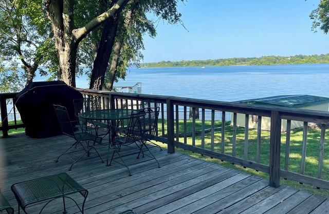 Wolf Creek Retreat, Grand Lake, 2 miles to the center of Grove OK and a fab view