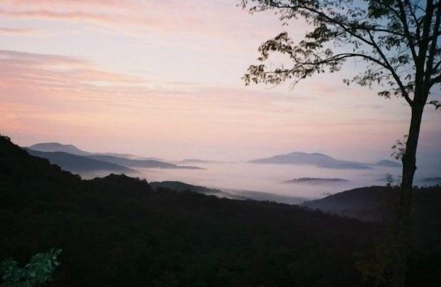 Wolf's Peak Lodge On 7.5 Acres With Views Of 3 States