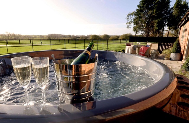 Wonderful villa for 2 guests with hot tub, pool, WIFI, TV, terrace, pets allowed and parking