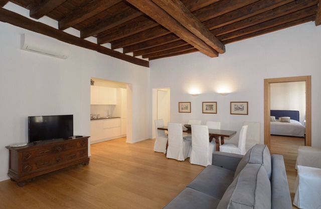 Wonderful 15th-Century apartment for 9 people in the heart of Venice