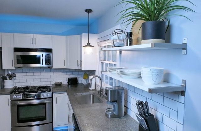Wonderful 3BDR Guest Suite Sits Between Downtown and the Beach #00971