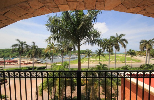 Wonderful Condo For Long And Short Term Stays Near the Beach, ocean view