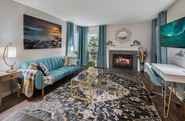 Wonderful Designer Apartment Home with King Bed